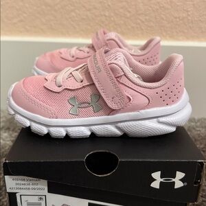 Girls Under Armor tennis shoes